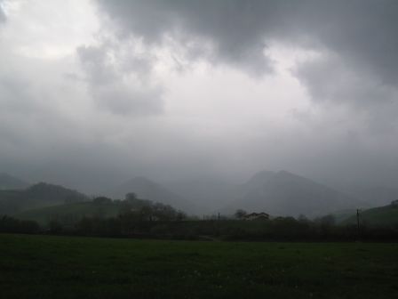 nuages et pluie vallée de la nive de Baigorry au Pays Basque