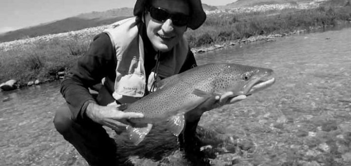 Photo d'un pêcheur avec une grosse truite péchée à la mouche en Nouvelle Zélande