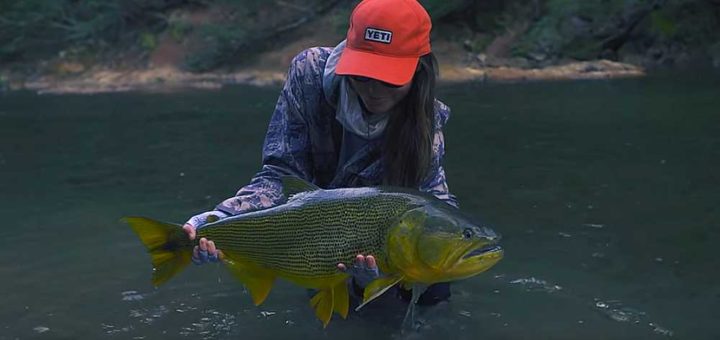 Maddie Brenneman avec un dorado de Bolivie à la pêche à la mouche